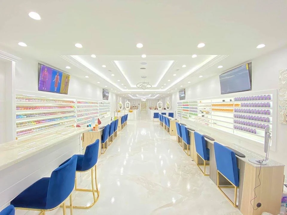 White marble-look metallic epoxy floor in a salon with blue chairs
